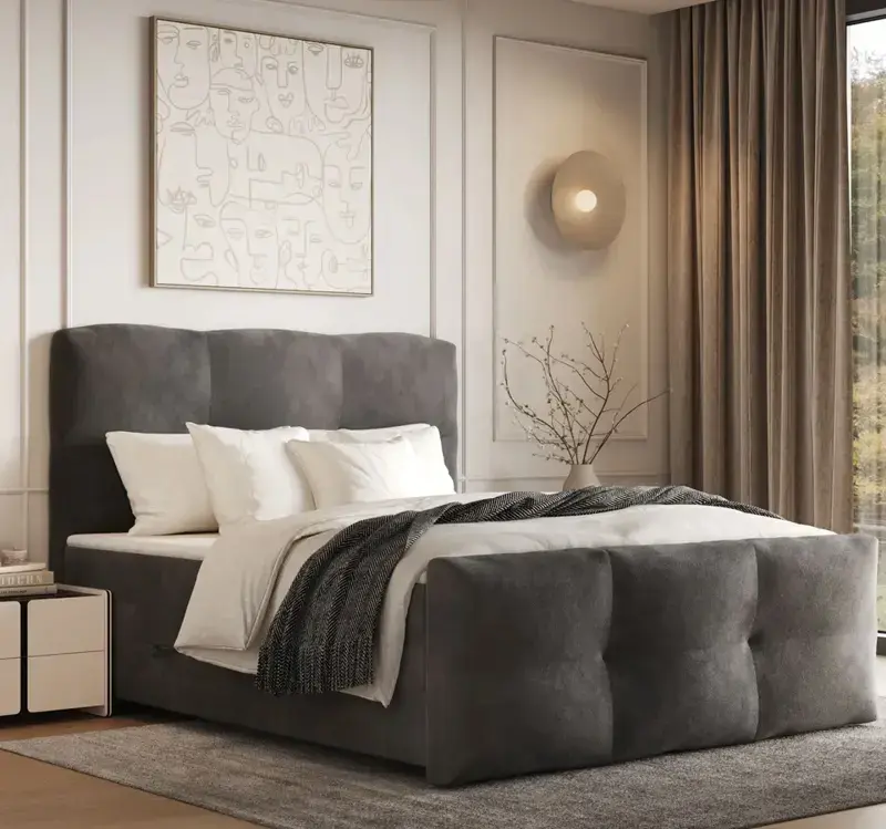 Schlafzimmer mit dunkelgrauem Polsterbett, weisser Bettwäsche und Decke, links Nachttisch, hinten Wandbild mit Gesichtern, rechts Vorhang und Fenster.